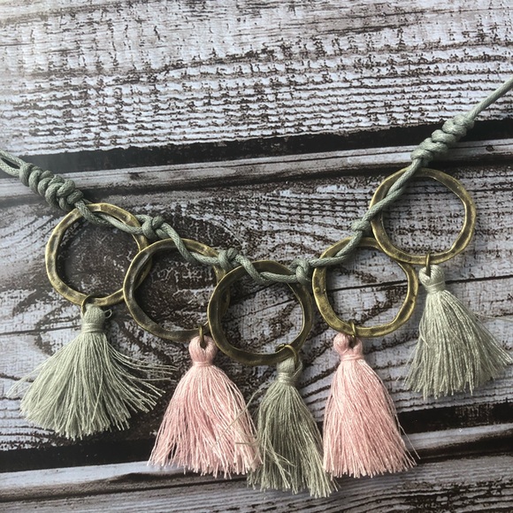Center rings and color tassels detailed necklace - Picture 4 of 6